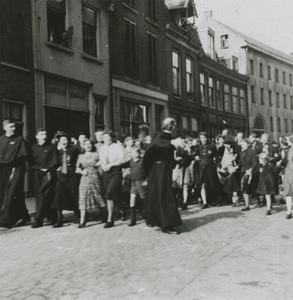 876806 Afbeelding van een grote groep zingende Wijk C-bewoners tijdens een spontaan georganiseerde feestelijke optocht ...